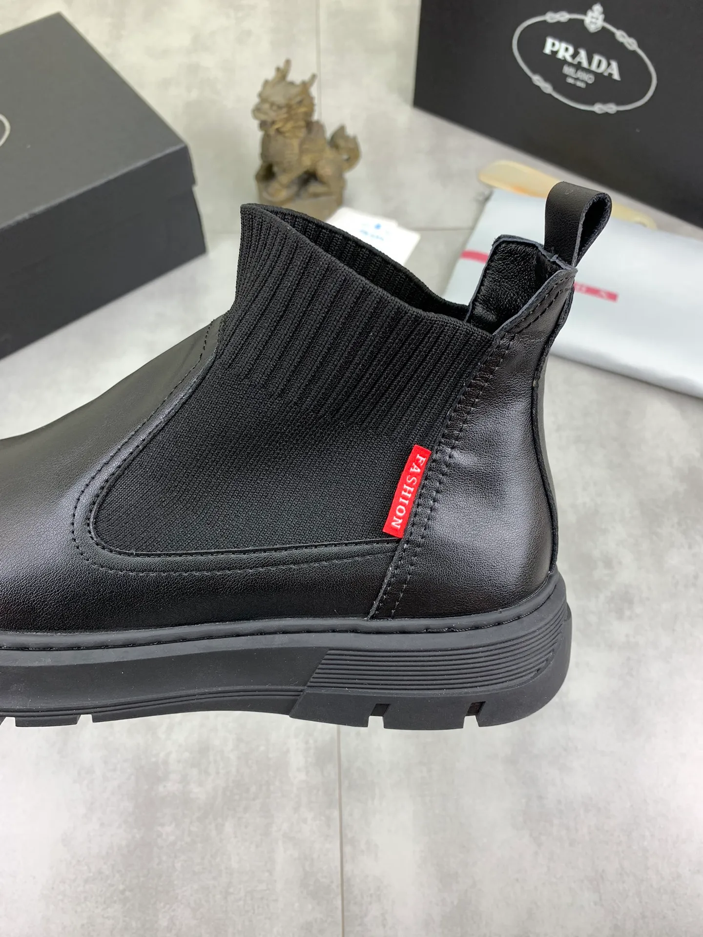 Men's shoes 💰P480 new style, sheepskin and velvet lining, new PRADA (Prada) high tops are on the market, new men's shoes, 😘 fabrics are selected from original imported calfskin. Soft sheepskin lining and warm fleece lining. The original version is awesome! 👍🏿Original open-molded non-slip PU outsole, with exquisite lines, simple and elegant, super comfortable and classy on foot, suitable for leisure travel. Code number:38-44